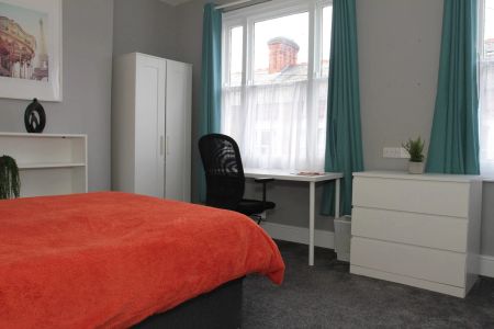 College Avenue (4 bed) - Photo 3