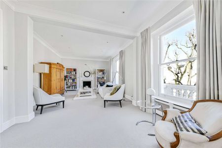 An excellent newly decorated four bedroom apartment in a prime location in Holland Park with private balcony. - Photo 4