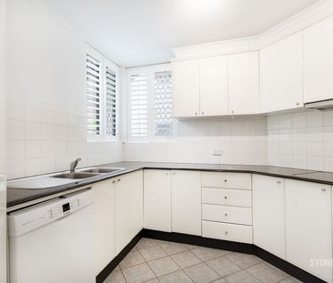 RECENTLY REFURBISHED 3 BEDROOM TOWNHOUSE | Unfurnished - Photo 2