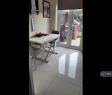 3 bedroom semi-detached house to rent - Photo 3