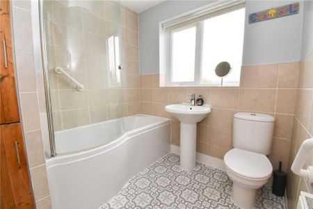 3 bedroom Property to rent - Photo 4