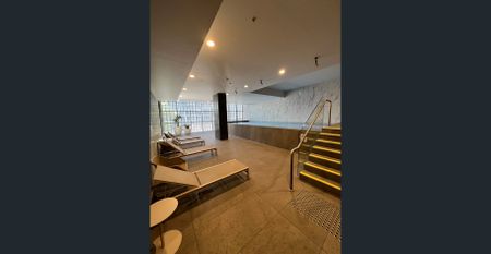 Stylish Fully Furnished Apartment in Prime West Melbourne Location - Photo 2