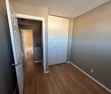 Small Dog Friendly 3 Bedroom Eastview Duplex! - Photo 2