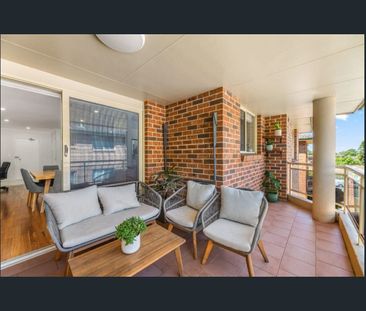 Well presented two bedroom apartment - Photo 6