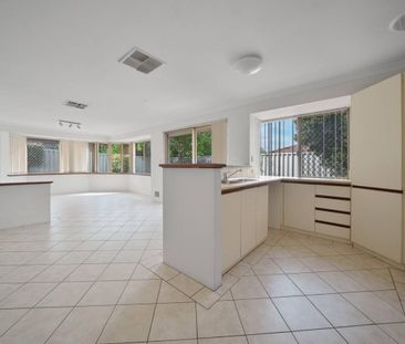 LARGE FAMILY HOME! - Photo 2