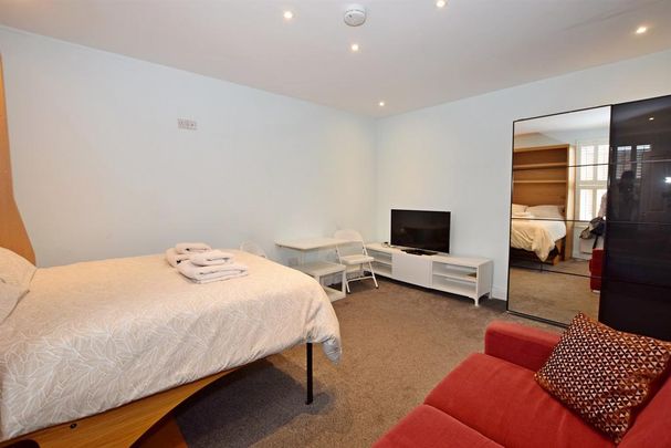 Studio to rent - Photo 1