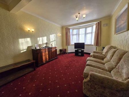 Westmoor Gardens, Enfield, EN3 - Photo 2