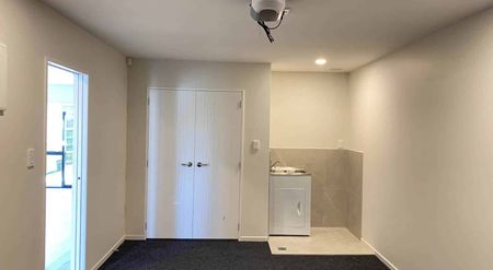 Three bedroom with a study in Bucklands Beach - Photo 2