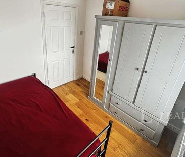 Lovely Room In A Shared House | Driveway Parking & Private Garden |... - Photo 3