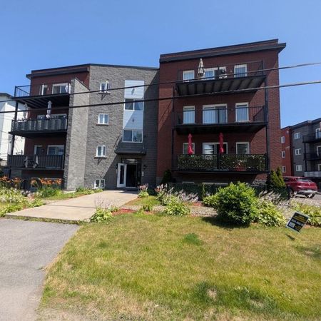 4 1/2 luxueux, grand, vue sur boisé - Photo 3