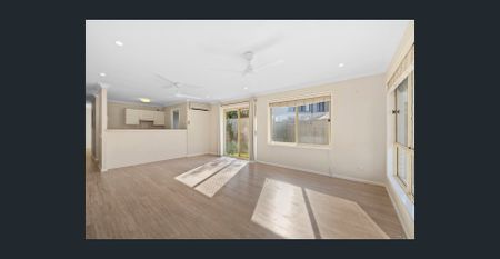 Easy single‑level living with pool, yard and garage - Photo 2