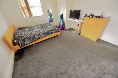 2 bedroom Flat in Flat 9, Leeds - Photo 5