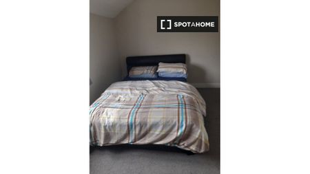 Spacious room in 3-bedroom house in Blancharstown, Dublin - Photo 3