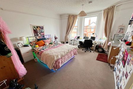 6 bedroom detached house to rent - Photo 2