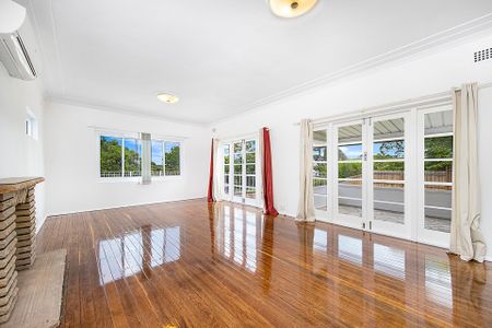 Beautiful Family Home ** Available Now ** - Photo 4