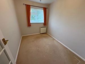 Monthly Rental Of £1,250 exclusive of all services and council tax - Photo 4