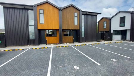 Easy care Townhouse - Photo 4