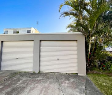 Large two bedroom ground floor unit with single garage - Photo 3