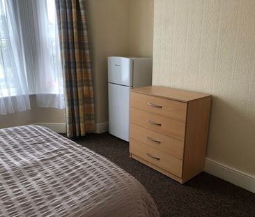 Albert Road, Poole, Dorset, BH12 2BX - Photo 5