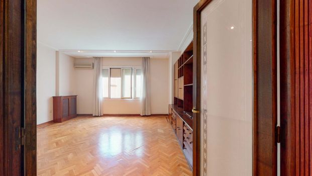 Large flat for rent in Valencia city center in a building of 1958 - Foto 1