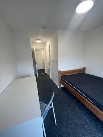 1 bedroom in a flat share to rent - Photo 3
