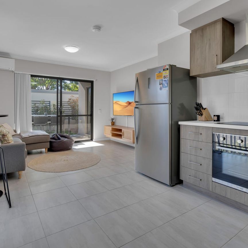 Modern & Low Maintenance! - Photo 1
