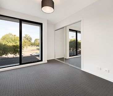LUXURY TWO BEDROOM APARTMENT IN SOUGHT AFTER LOCATION - Photo 2