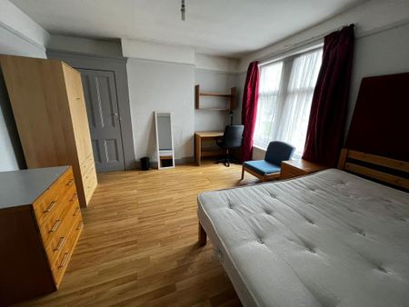 1 bedroom in a house share to rent - Photo 2