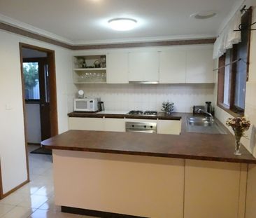 LARGE WELL PRESENTED FAMILY HOME IN LOVELY NEIGHBOURHOOD!! - Photo 5