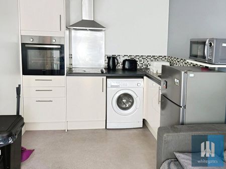 1 bedroom in a house share to rent - Photo 3