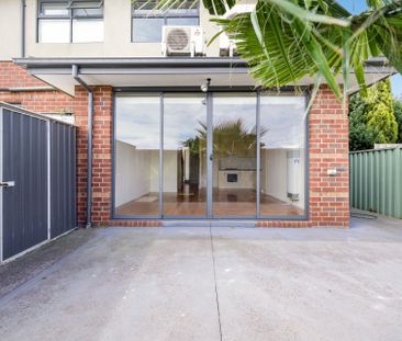 Great Location – Stylish Townhouse Living - Photo 4