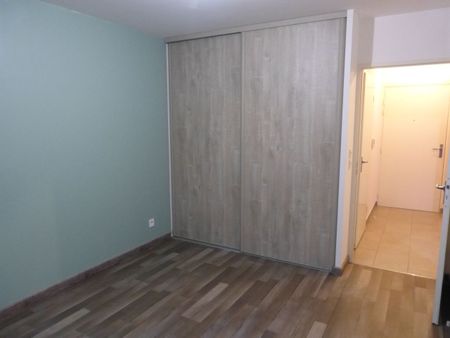 À LOUER – APPARTEMENT TYPE 3 EN RDC AVEC JARDIN ET PARKING • Réf GI-JB-G0411 - Photo 2