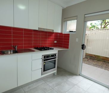 MODERN APARTMENT - WALK TO UNSW - Photo 2