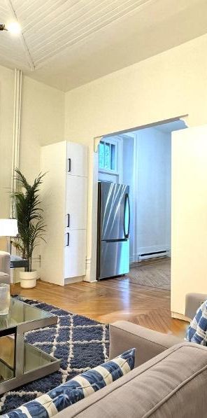 MAJESTUEUX 3 1/2 semi meublé dans un immeuble ancestral (LOGEMENT UNIQUE) - Photo 1