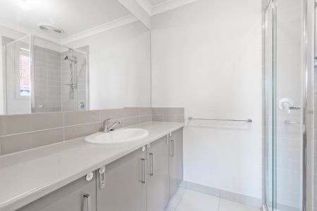 10 Isabel Street, Pakenham VIC 3810 - House For Rent | Domain - Photo 3