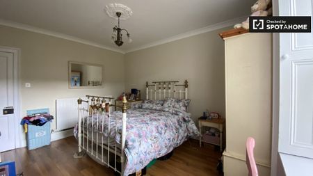 Room for rent in 5-bedroom house in Dublin - Photo 2