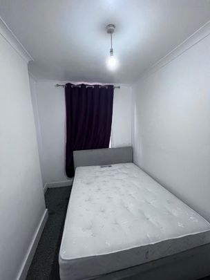 2 Bed Flat, Melford Road, IG1 - Photo 1