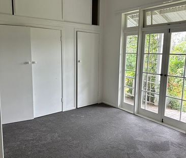 LARGE FAMILY HOME READY TO MOVE IN - Photo 4