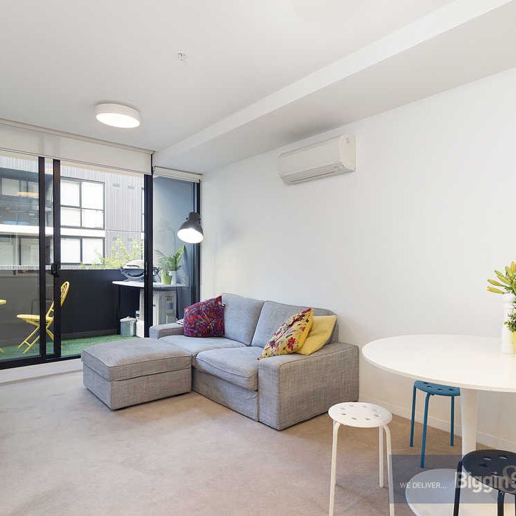 Spacious Ground-Floor Apartment Offering Style and Convenience - Photo 1