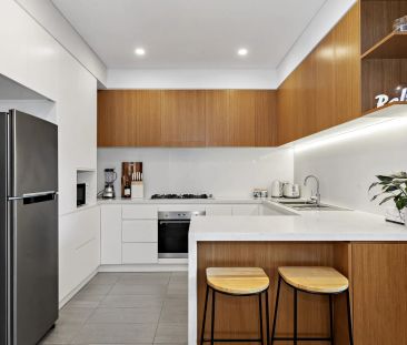 Modern Light Filled Apartment - Photo 3