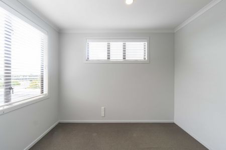 Spacious Three Bedroom End Unit with Kitchen Upgrades - Photo 5