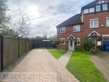 Eycott Drive, Middleton, Manchester, Greater Manchester, M24 - Photo 2