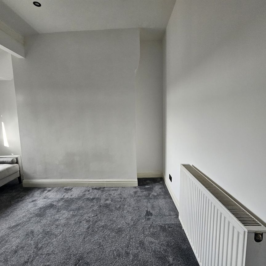1 Bed Flat, Dickenson Road, M14 - Photo 1