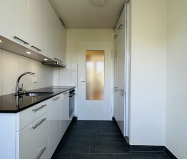 Sonnige 3.5-Zimmerwohnung im 1. OG - frisch renoviert, mit Balkon &... - Photo 2