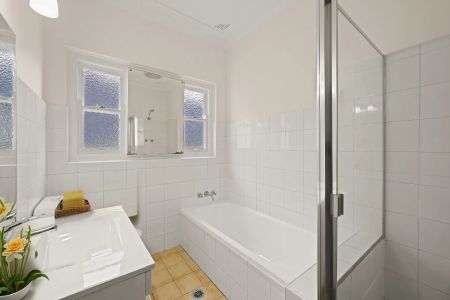 First open home 21st January 2026 - Recently renovated, spacious and light filled home - Photo 5