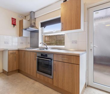 4 bedroom semi-detached house to rent - Photo 2