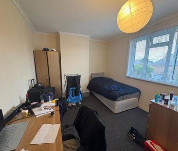 4 bedroom semi-detached house to rent - Photo 2