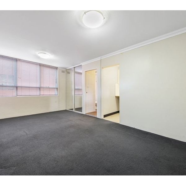 One Bedroom Apartment in Ideal Location - Photo 1