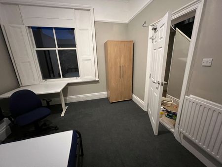 6 Bed Semi-Detached House, Birch Grove, M14 - Photo 3