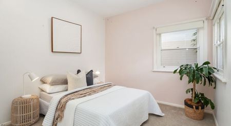 Three bedroom air conditioned home in a sought after location - Photo 2
